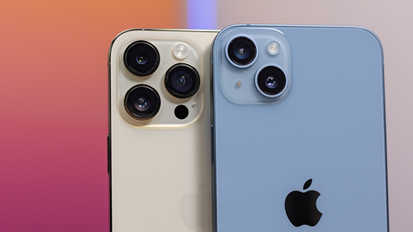 iPhone 14 Plus được trang bị camera kép trong khi iPhone 13 Pro Max có 3 camera sau